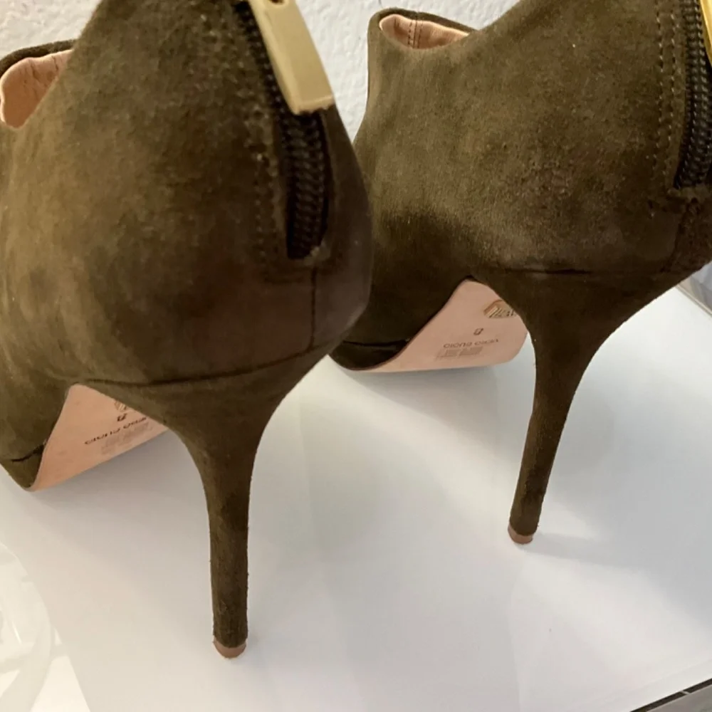POUR LA VICTOIRE OLIVE GREEN SUEDE PEEP TOE BOOTIES♥️♥️♥️